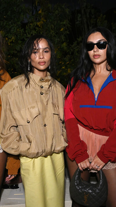 Hailey Bieber, Zoe Kravitz, Charli XCX e Rosé no desfile da Saint Laurent, com looks que podiam ter saido dos anos 80