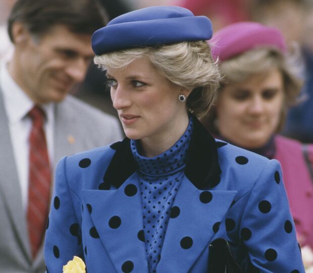 Diana, Princesa de Gales, a usar um fato de Jan Van Velden e um chapéu de Graham Boyd na Colúmbia Britânica, Canadá (1986)
