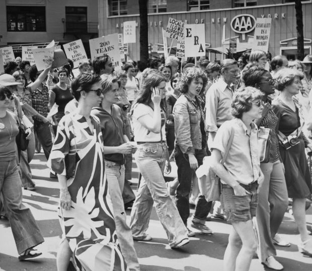 Manifestantes defendem direitos das mulheres e a igualdade em Nova Iorque, em 1976.