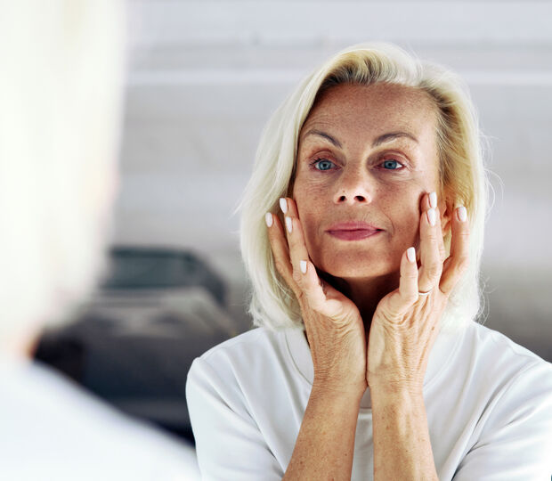 Disfarçar olheiras em pele madura com corretor: truques de maquilhador