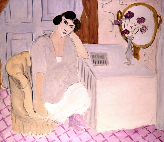 Pintura retrata mulher sentada, com flores e espelho, sob stress