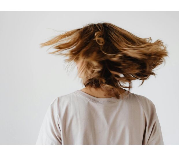 Cabelos brancos precoces: causas e possíveis reversões