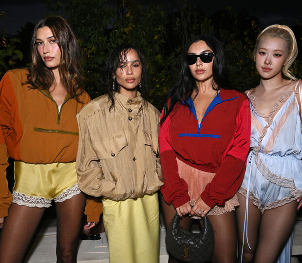 Hailey Bieber, Zoe Kravitz, Charli XCX e Rosé no desfile da Saint Laurent, com looks que podiam ter saido dos anos 80