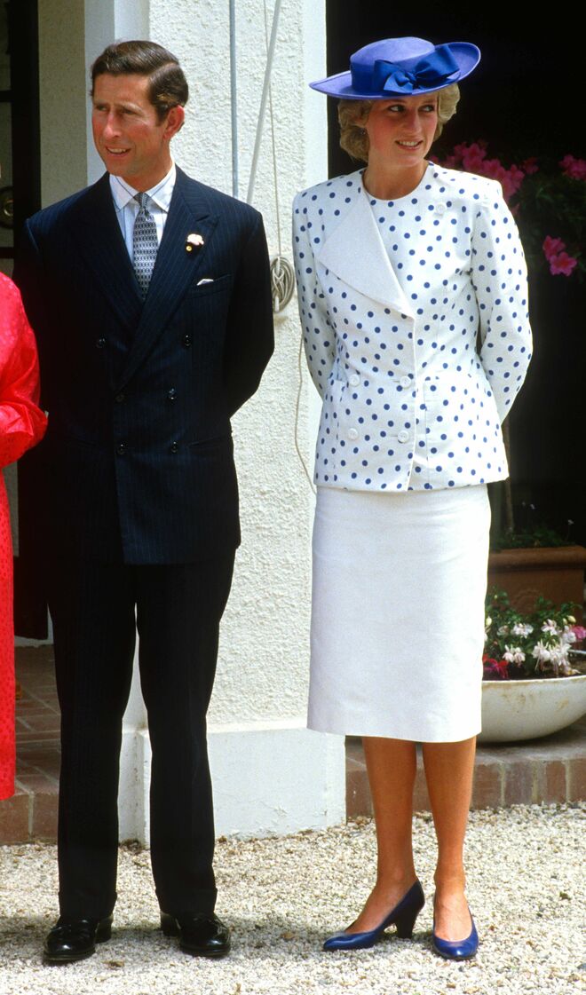 Princesa Diana usa um fato branco com polka dots azuis, desenhado por Jan van Velden.