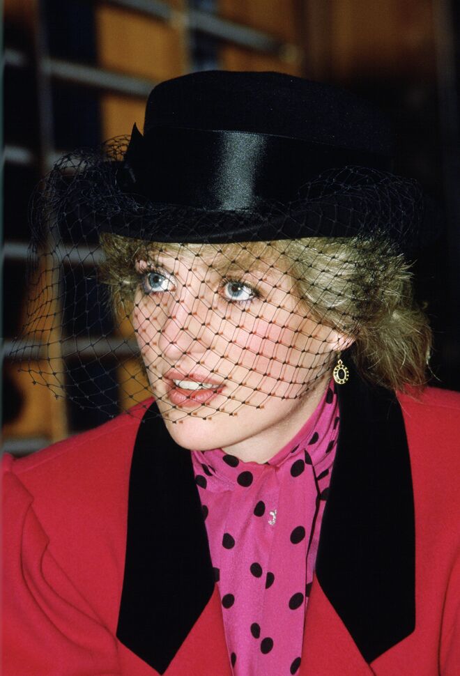 Diana, Princesa de Gales, em Sheffield. Look com polka dots até nos pequenos detalhes. 