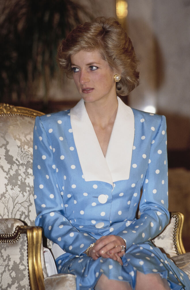 Lady Di com um vestido azul de padrão polka dots e uma gola branca, uma peça de Catherine Walker. 
