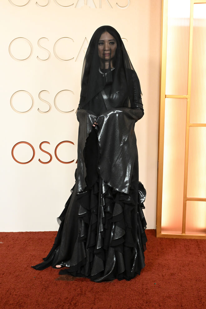 Chloé Zhao em Gabriela Hearst