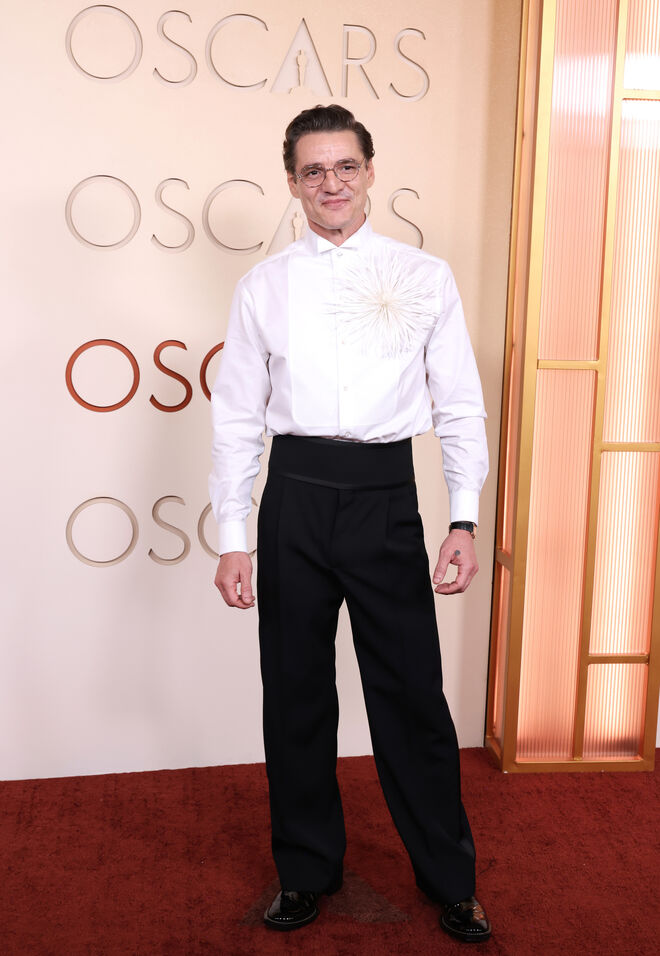 Pedro Pascal em Chanel