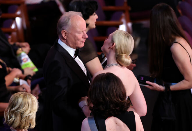 Stellan Skarsgård e Elle Fanning a trocar duas palavras… provavelmente com algum 'valor sentimental'.