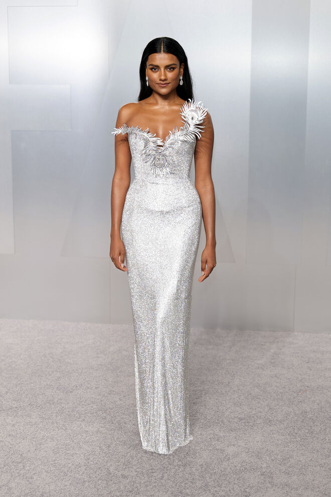 Simone Ashley em Tamara Ralph