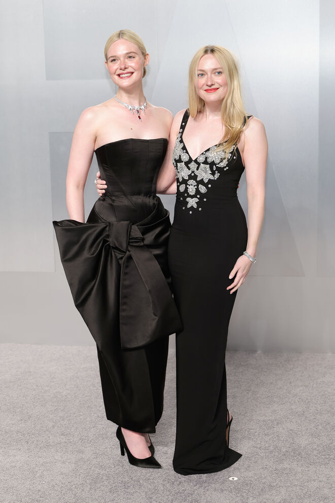 Elle Fanning em Givenchy e Dakota Fanning em Zuhair Murad