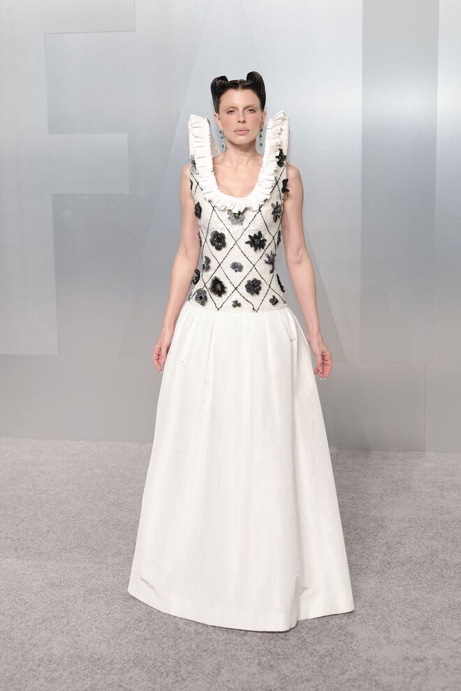 Julia Fox em Viktor & Rolf