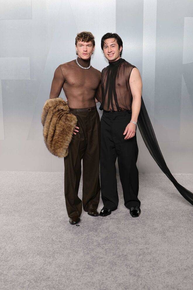 Connor Storrie em Saint Laurent e Hudson Williams em Balenciaga