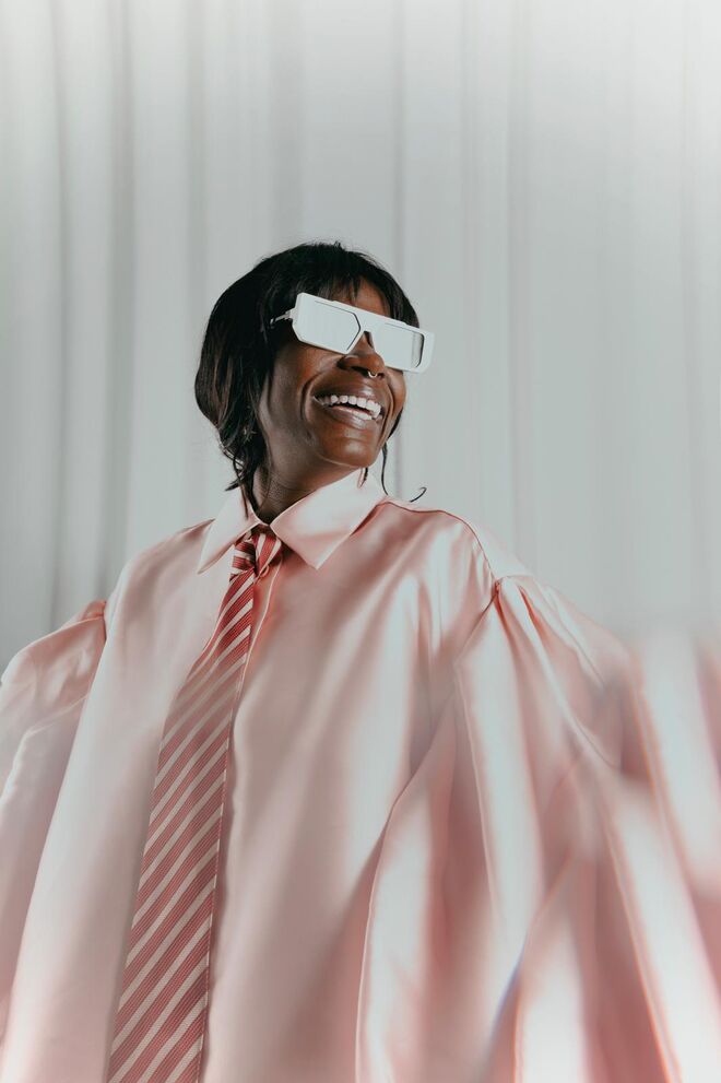 Camisa @marques_almeida  Calças @rafaelasalgueiro Sapatos @christianlouboutin Óculos @vavaeyewear