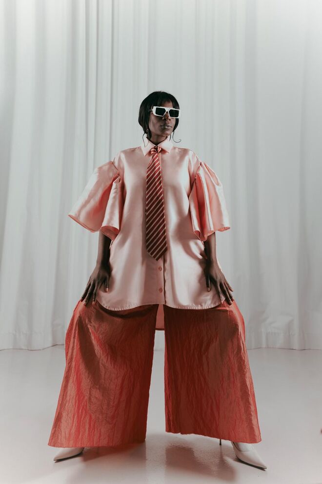 Camisa @marques_almeida  Calças @rafaelasalgueiro Sapatos @christianlouboutin Óculos @vavaeyewear