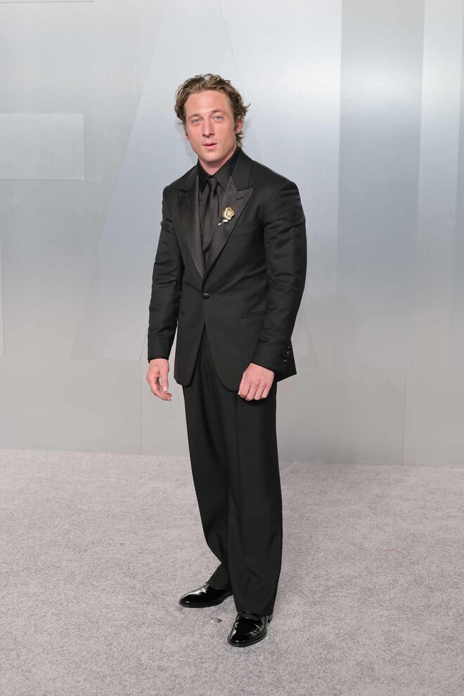 Jeremy Allen White em Louis Vuitton