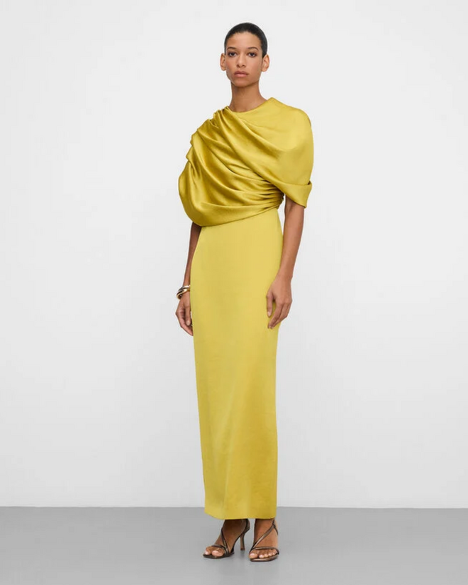 Vestido longo drapeado em cetim, €369 na Adolfo Dominguez.