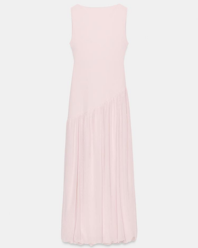 Vestido comprido com decote direito, €29,95 na Zara.