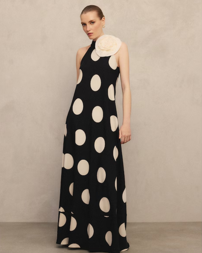 Vestido Halter com Flor Grande, €210 no El Corte Inglés.