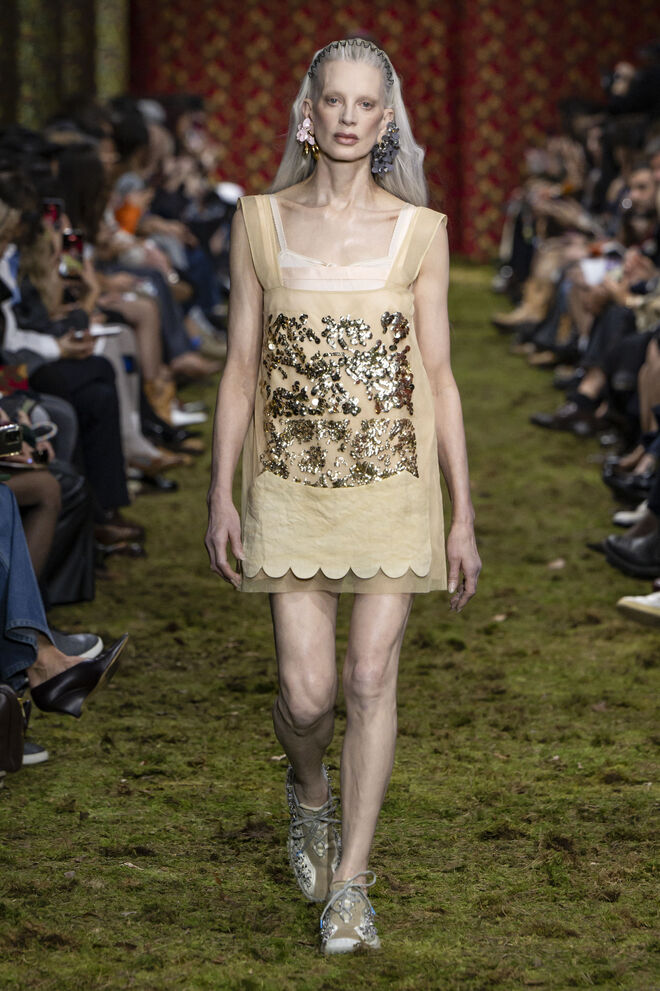 Kristen McMenamy, 61 anos, em Miu Miu 