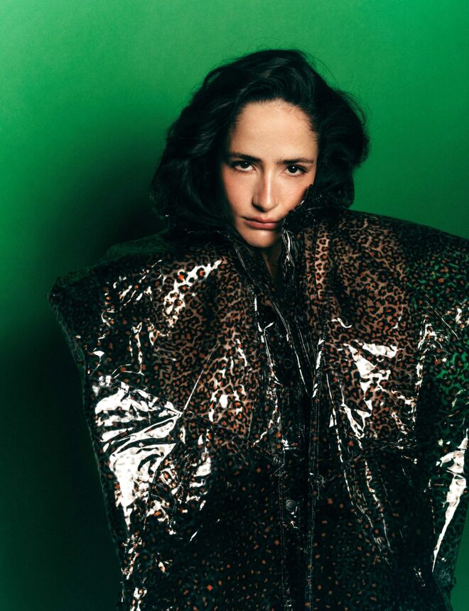 Casaco em pelo mongólia, Tintoretto; meias desportivas, Puma; tank top em algodão, Sfera, tudo no El Corte Inglés