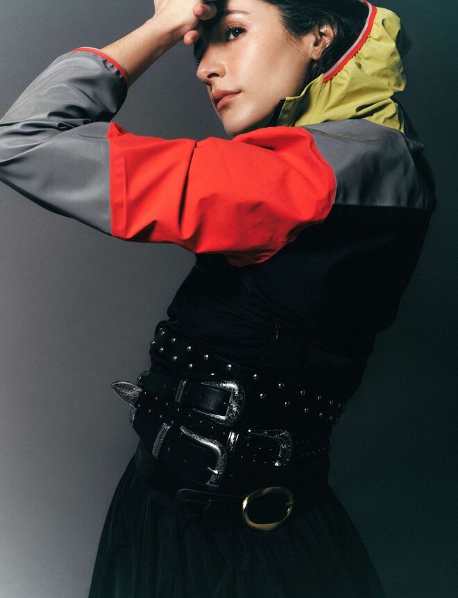 Corta vento desportivo, Halo; cintos, Sfera; saia estruturada, Woman Fiesta El Corte Inglés, tudo no El Corte Inglés