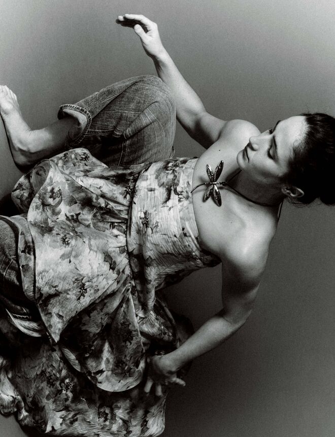 Casaco em pelo mongólia, Tintoretto; meias desportivas, Puma; tank top em algodão, Sfera, tudo no El Corte Inglés