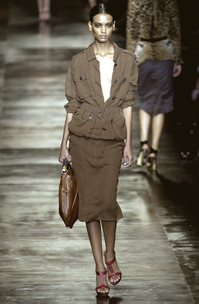 Hailey Bieber, Zoe Kravitz, Charli XCX e Rosé no desfile da Saint Laurent, com looks que podiam ter saido dos anos 80