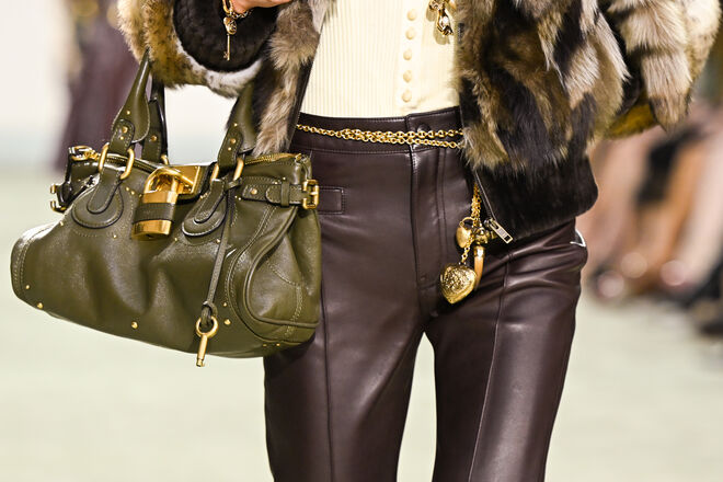 Hailey Bieber, Zoe Kravitz, Charli XCX e Rosé no desfile da Saint Laurent, com looks que podiam ter saido dos anos 80