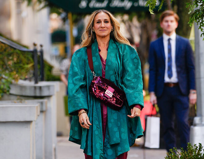 Hailey Bieber, Zoe Kravitz, Charli XCX e Rosé no desfile da Saint Laurent, com looks que podiam ter saido dos anos 80