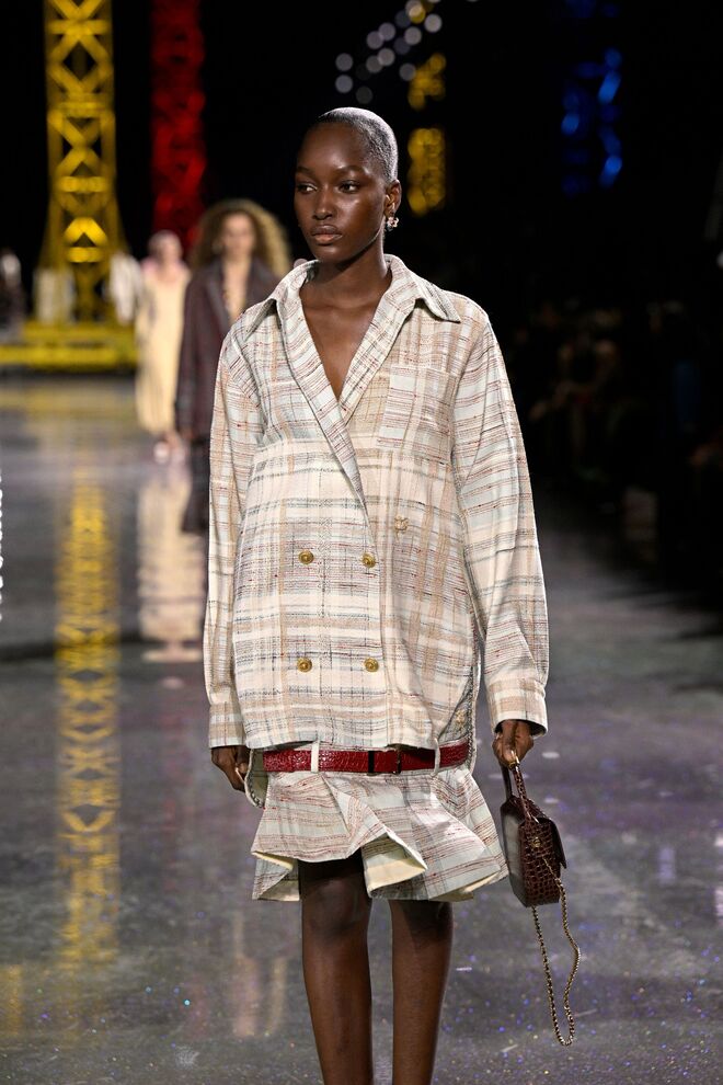 Hailey Bieber, Zoe Kravitz, Charli XCX e Rosé no desfile da Saint Laurent, com looks que podiam ter saido dos anos 80