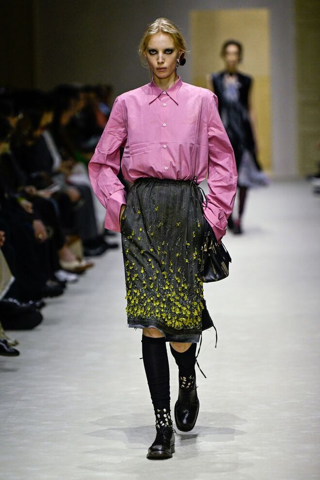 Hailey Bieber, Zoe Kravitz, Charli XCX e Rosé no desfile da Saint Laurent, com looks que podiam ter saido dos anos 80