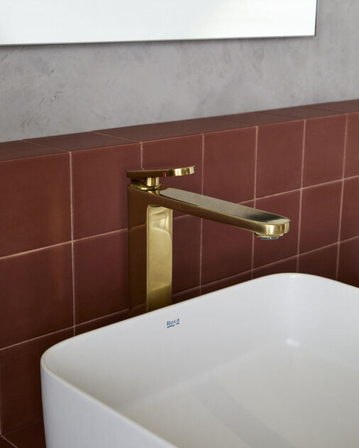 Torneira dourada Roca destaca-se numa casa de banho moderna, renovando o espaço