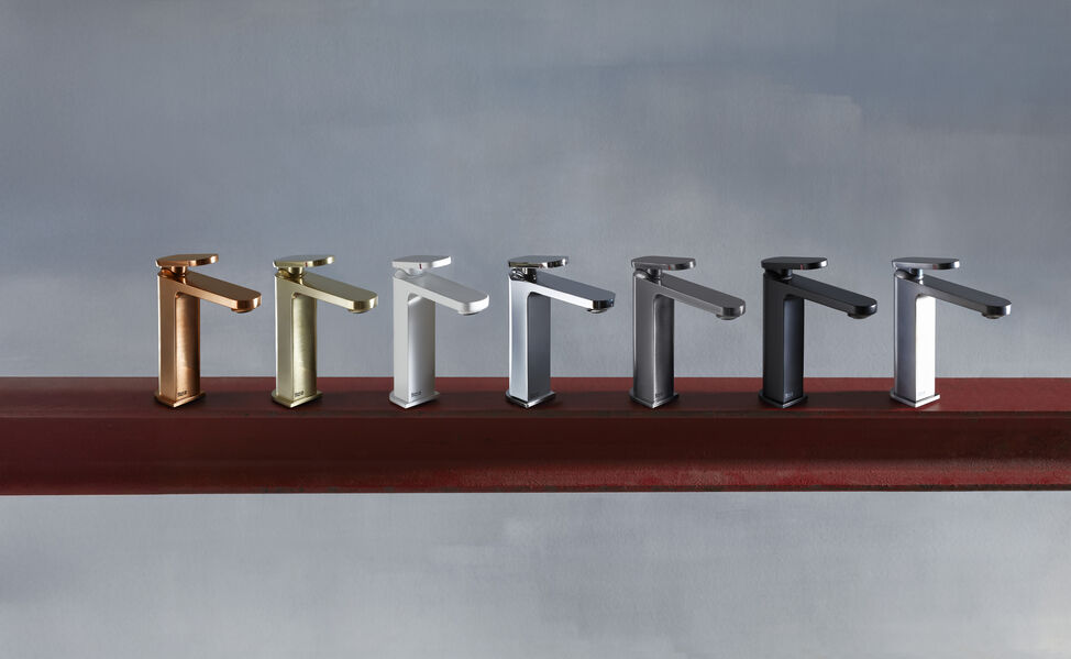 Torneira moderna destaca-se na casa de banho com azulejos vermelhos, espelho e toalha escura