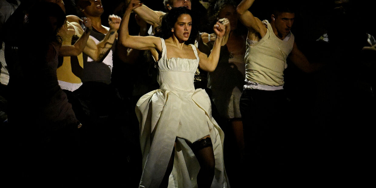 Rosalía exibe braços definidos num manifesto sobre o corpo feminino