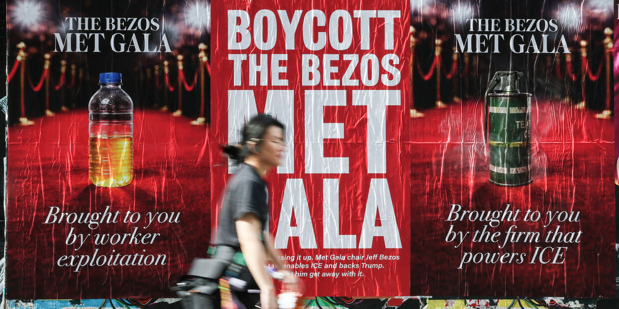 Posters com "Boicote a Bezos Met Gala" espalham-se por Nova Iorque
