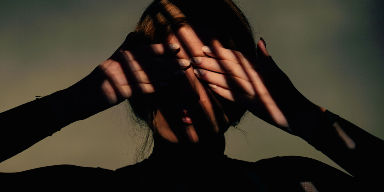 Rosácea afeta o rosto, mais comum em mulheres entre os 30 e 50 anos