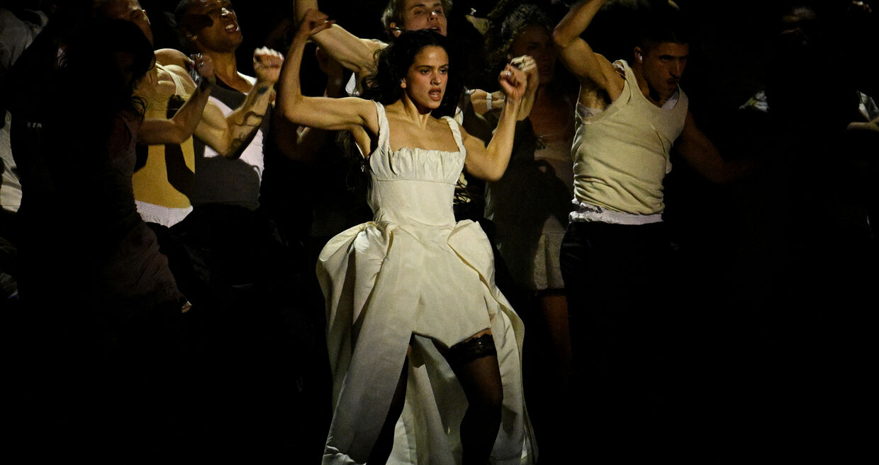 Rosalía exibe braços definidos num manifesto sobre o corpo feminino