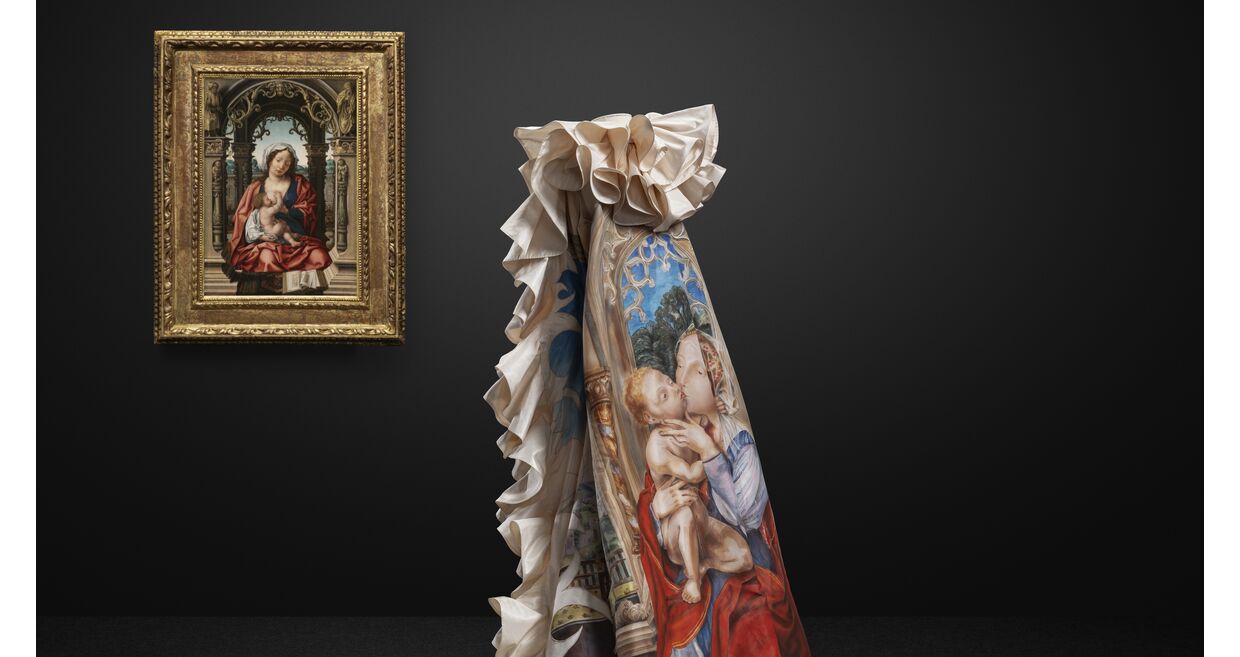 Vestido e capa de Alexander McQueen para Givenchy; A Virgem e o Menino de Jan Gossaert.