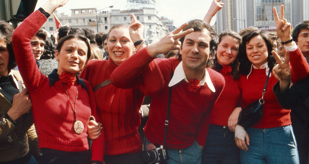 Manifestantes celebram o 25 de Abril em Lisboa, em 1974