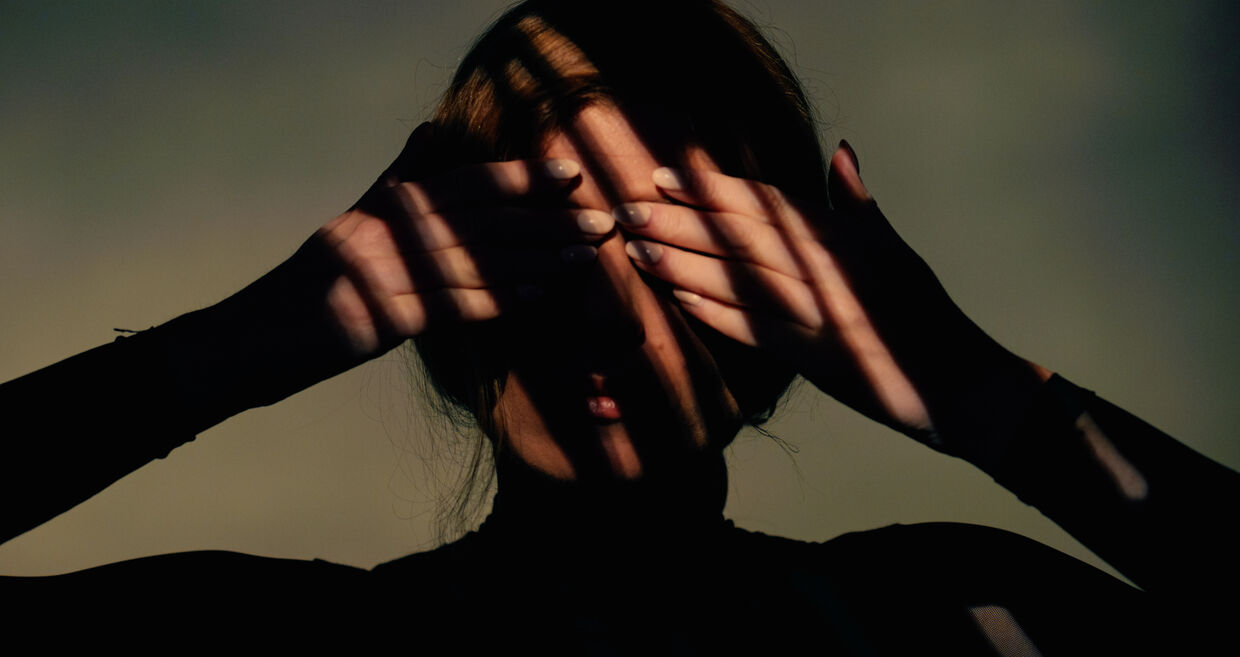 Rosácea afeta o rosto, mais comum em mulheres entre os 30 e 50 anos