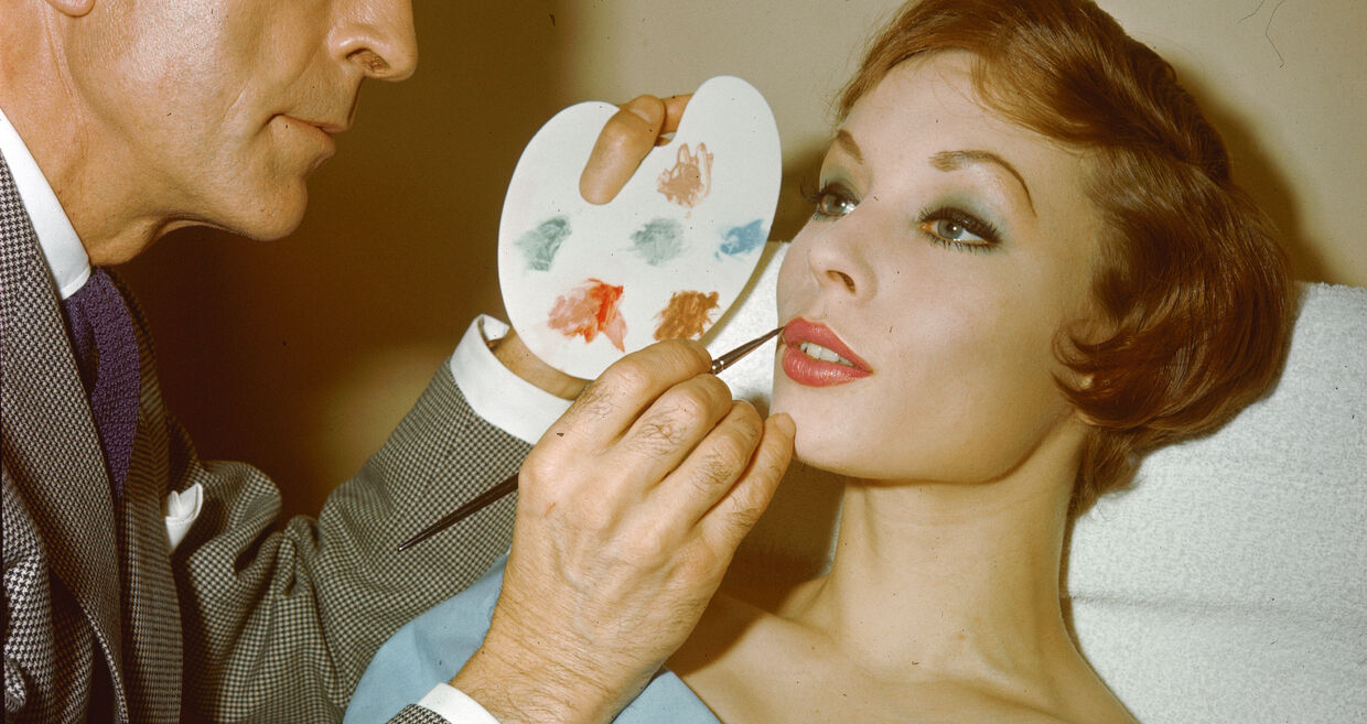 Homem maquilha mulher: poder patriarcal e inseguranças femininas em foco