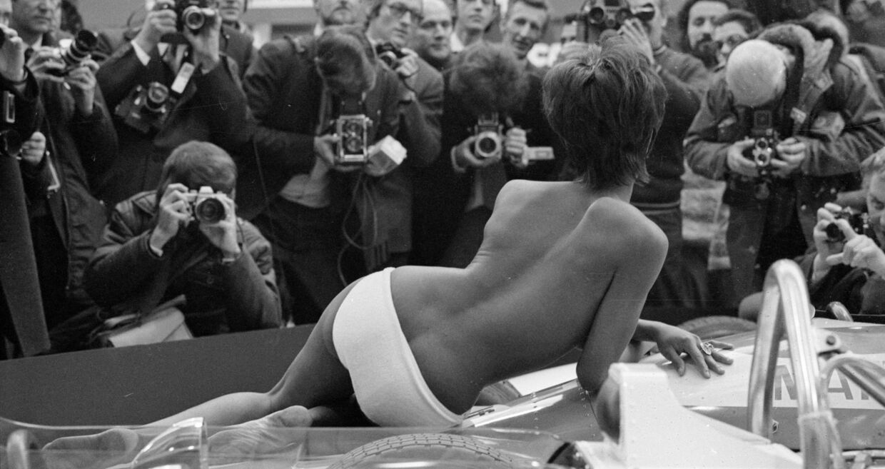 Modelo fotográfico em carro de Fórmula 1 atrai atenção de fotógrafos, debate sobre exposição digital
