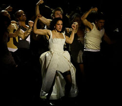 Rosalía exibe braços definidos num manifesto sobre o corpo feminino