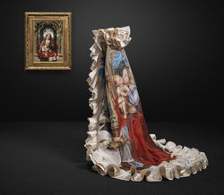 Vestido e capa de Alexander McQueen para Givenchy; A Virgem e o Menino de Jan Gossaert.