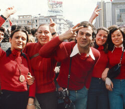 Manifestantes celebram o 25 de Abril em Lisboa, em 1974