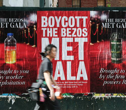Posters com "Boicote a Bezos Met Gala" espalham-se por Nova Iorque