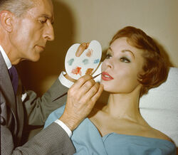 Homem maquilha mulher: poder patriarcal e inseguranças femininas em foco