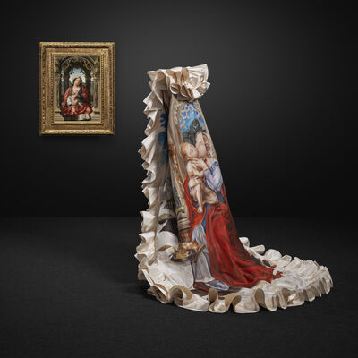 Vestido e capa de Alexander McQueen para Givenchy; A Virgem e o Menino de Jan Gossaert.