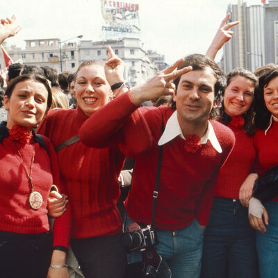 Manifestantes celebram o 25 de Abril em Lisboa, em 1974